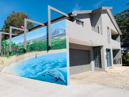 赫斯基森Huskisson Beach Resort的旁边是一幅海豚壁画的房子