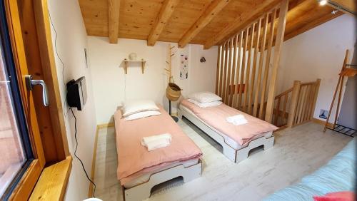 夏蒙尼-勃朗峰Le camp de base的一间客房内配有两张床的房间