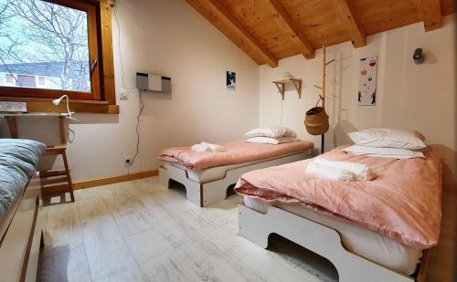 夏蒙尼-勃朗峰Le camp de base的一间卧室设有两张床和窗户。