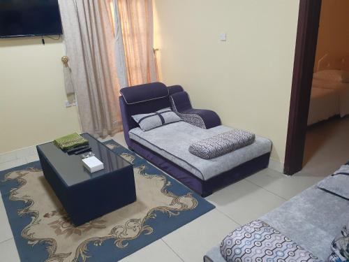 阿尔布亚米فندق الجوهرة的客厅配有沙发和椅子