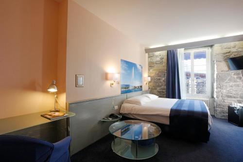 蒙布里昂酒店客房内的一张或多张床位