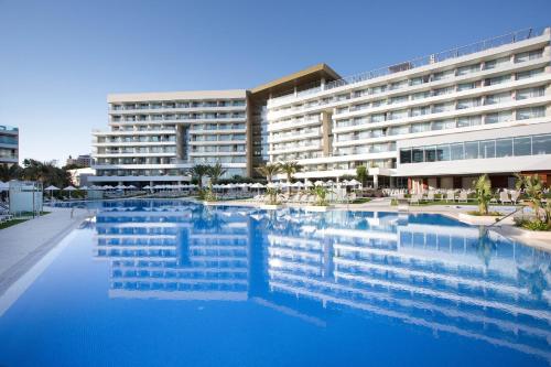 帕尔马海滩西博特尔普拉亚帕尔玛SPA酒店的一座大建筑前的游泳池