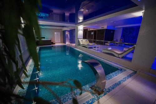 多博伊多博伊公园酒店的在酒店房间的一个大型游泳池
