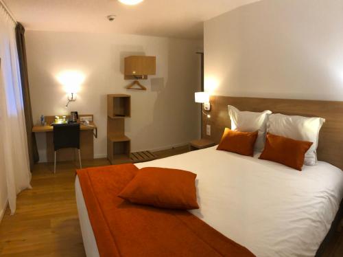 坎佩尔基里亚德奎贝苏德酒店的卧室配有带橙色枕头的大型白色床