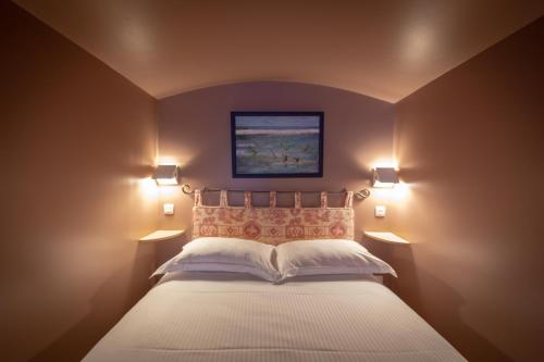 沃勒莱罗斯杜斯驿站酒店的一间卧室配有一张带两个灯的床