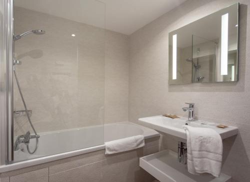 沃勒莱罗斯杜斯驿站酒店的带浴缸、水槽和镜子的浴室