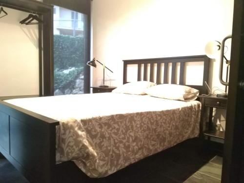 卡斯特尔德费尔斯VILLA DEL BOSQUE的一间卧室设有一张大床和一个窗户。