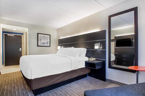 奥尔巴尼机场沃夫罗德智选假日酒店客房内的一张或多张床位