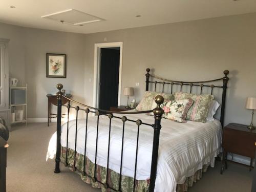 甘尼斯莱克Riverside Stay的卧室配有一张带白色床单和枕头的大床。