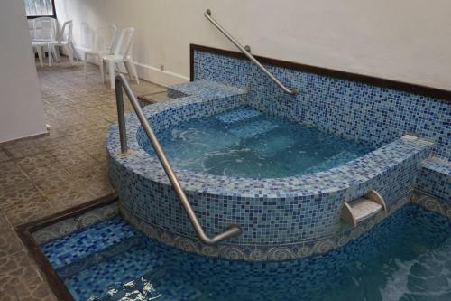 亚特兰蒂斯达阿根廷酒店的蓝色瓷砖的客房内的按摩浴缸