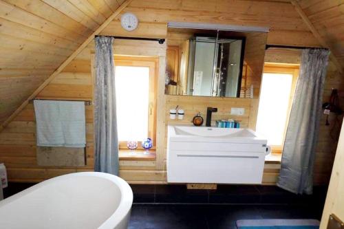 毛特Chalet Fuchsberg的浴室配有卫生间、盥洗盆和浴缸。