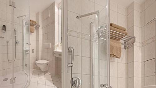 巴特克罗伊茨纳赫维多利亚酒店的带淋浴、卫生间和盥洗盆的浴室