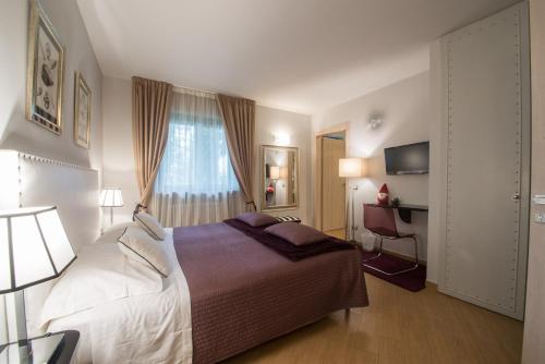 维罗纳卡德利恩兹住宿加早餐旅馆的酒店客房设有床和窗户。