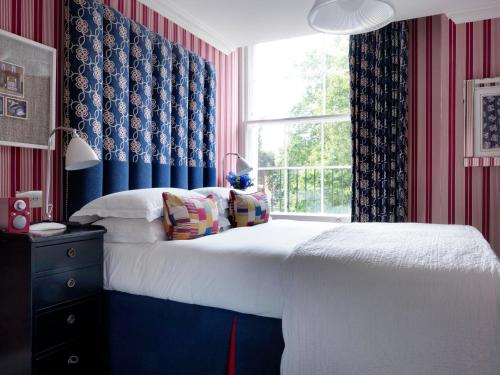 伦敦菲尔姆戴尔酒店集团多塞特广场酒店的一间卧室设有一张大床和一个窗户。