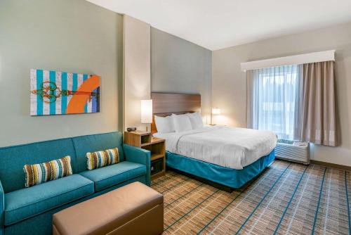 斯波坎MainStay Suites Spokane Airport的酒店客房,配有床和沙发