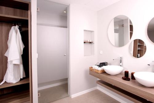 卡拉达沃Eques Petit Resort的浴室设有2个水槽和镜子