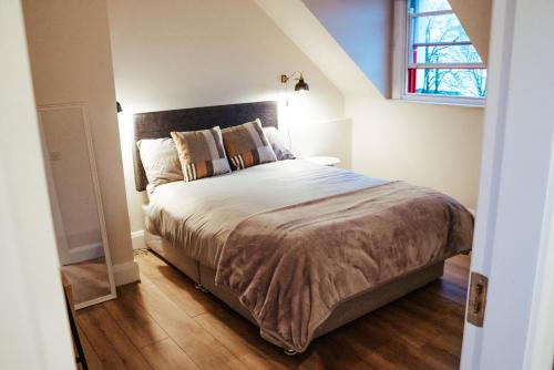 尼纳Garrykennedy Harbour View Apartment的一间卧室设有一张大床和一个窗户。
