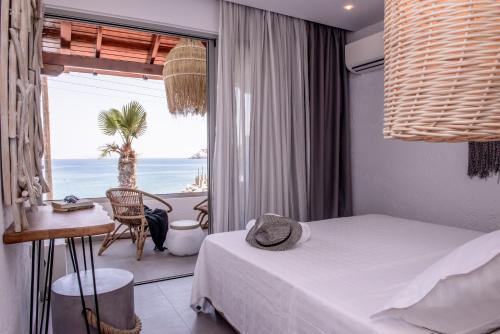阿齐亚佩拉加Laia Seafront Luxury Apartments的一间卧室配有一张床,享有海景