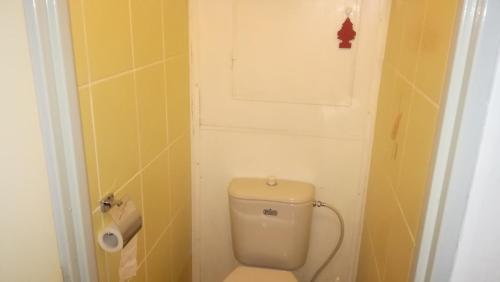 俄斯特拉发2.Flat for 2 people, WiFi的一间小浴室,内设卫生间