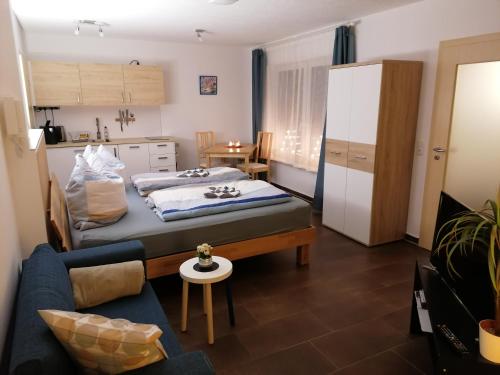 BernsbachFerienwohnung Oberpfannenstiel的小房间设有床和沙发
