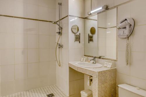 贝尔热拉克Hotel Le Gambetta的一间带水槽和淋浴的浴室