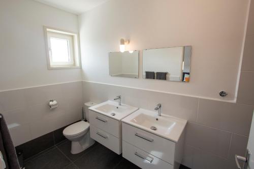 克拉伦代克Kas Honkie Tonkie的一间带水槽、卫生间和镜子的浴室