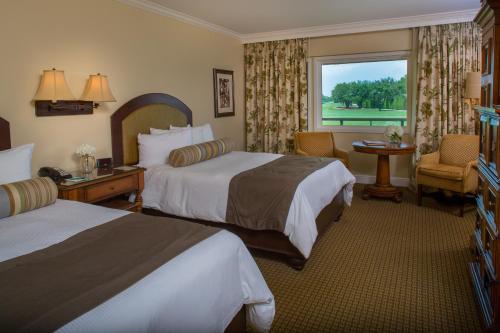 奥兰多阿诺德帕尔默贝希尔俱乐部&小屋酒店的酒店客房设有两张床和窗户。