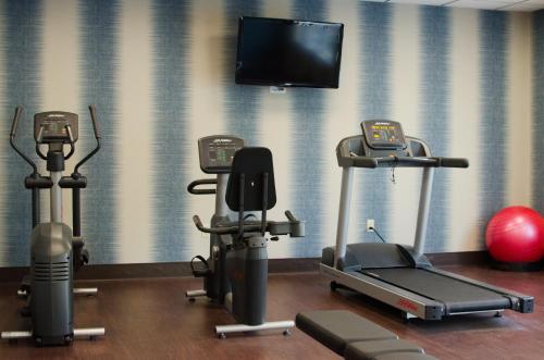 诺伍德诺伍德套房智选假日酒店的健身房设有3辆健身自行车和平面电视