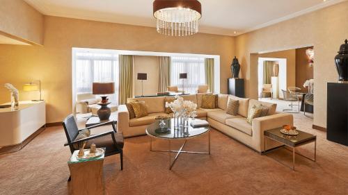 安曼约旦洲际酒店的客厅配有沙发和桌子