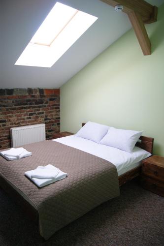 利沃夫Hotel Rover的一间卧室配有一张大床和两条毛巾