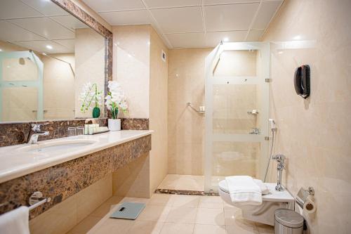 麦地那Le Bosphorus Hotel - Waqf Safi的浴室配有卫生间、盥洗盆和淋浴。