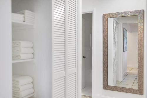 劳德代尔堡Alani Bay Premium Condos的浴室设有镜子和白色的墙壁
