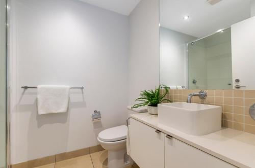 仙女港维多利亚公寓的白色的浴室设有卫生间和水槽。