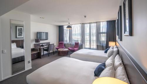 但尼丁美景酒店的酒店客房配有两张床和一张书桌