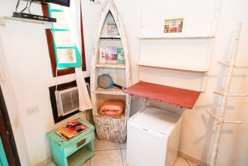 瓜鲁雅坎托达斯拉兰热拉斯通博酒店的内置有婴儿的小冰箱
