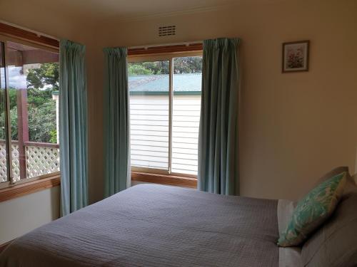 斯科茨代尔Belle Cottage的一间卧室设有一张床和一个大窗户
