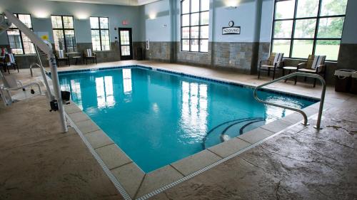 列克星敦列克星敦斯特布里吉套房酒店的大楼内一个蓝色的大型游泳池