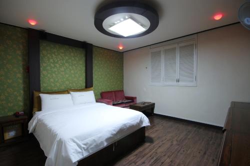 Motel Nine客房内的一张或多张床位