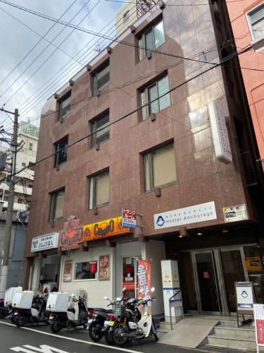 神户安克雷奇旅舍的停在大楼前的一组摩托车