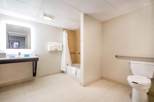 奥尔巴尼机场沃夫罗德智选假日酒店的一间浴室