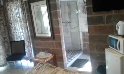 德班Lothian rd Cottage的一间带淋浴的浴室