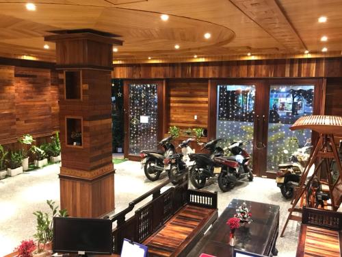 岘港Salyna Motel的停在大楼内的一个房间,里面放着摩托车