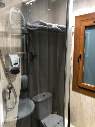 恩坎普Hotel Arbre De Neu的带淋浴、卫生间和盥洗盆的浴室