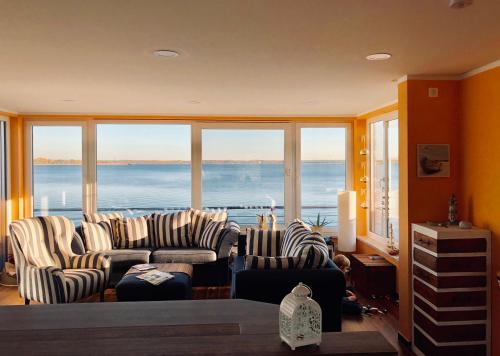 比特费尔德Goitzsche Resort的带沙发的客厅,享有海景