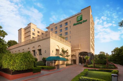 阿格拉Holiday Inn Agra MG Road an IHG Hotel的酒店外观的 ⁇ 染