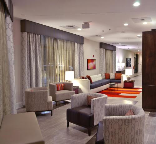 夏洛特夏洛特机场假日酒店的带沙发和椅子的客厅