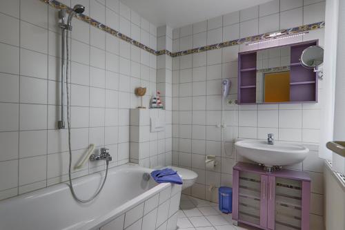 宾茨多米兹欧l宾兹公寓的浴室配有盥洗盆、浴缸和盥洗盆