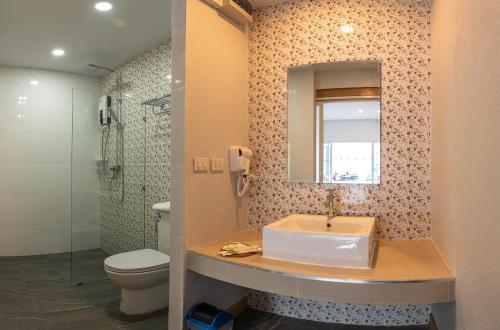 Ban San Ton Ko (1)Luxe Villa的一间带水槽、卫生间和镜子的浴室