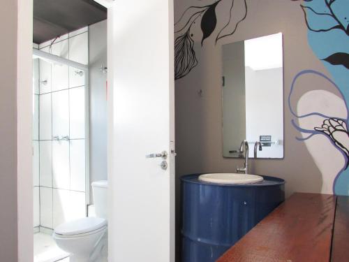 伊瓜苏特里斯集装箱旅舍的一间带水槽和镜子的浴室