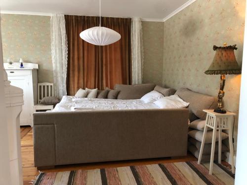 LjugarnStrandvillan Ljugarn的一间卧室配有一张大床和一张沙发